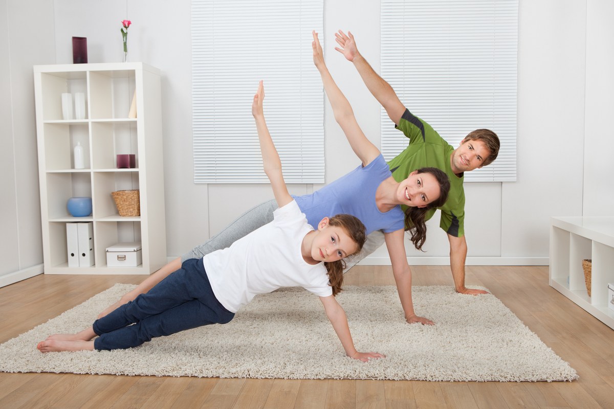 famille faisant du sport dans leur salon