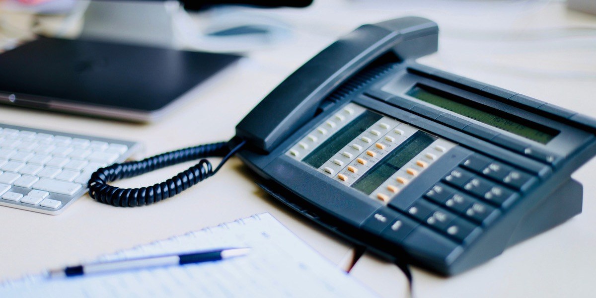 téléphone fixe sur un bureau 