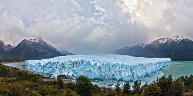 Iceberg qui se rapproche de la terre 