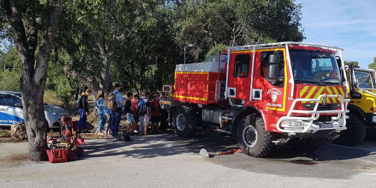 camion de pompiers avec des enfants