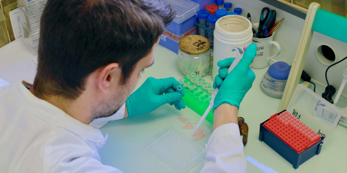 scientifique manipulant des outils 