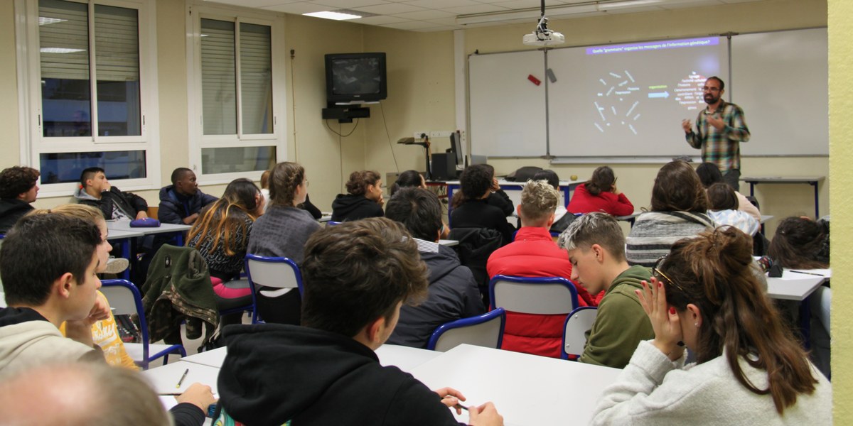 Salle de cours avec des étudiants 