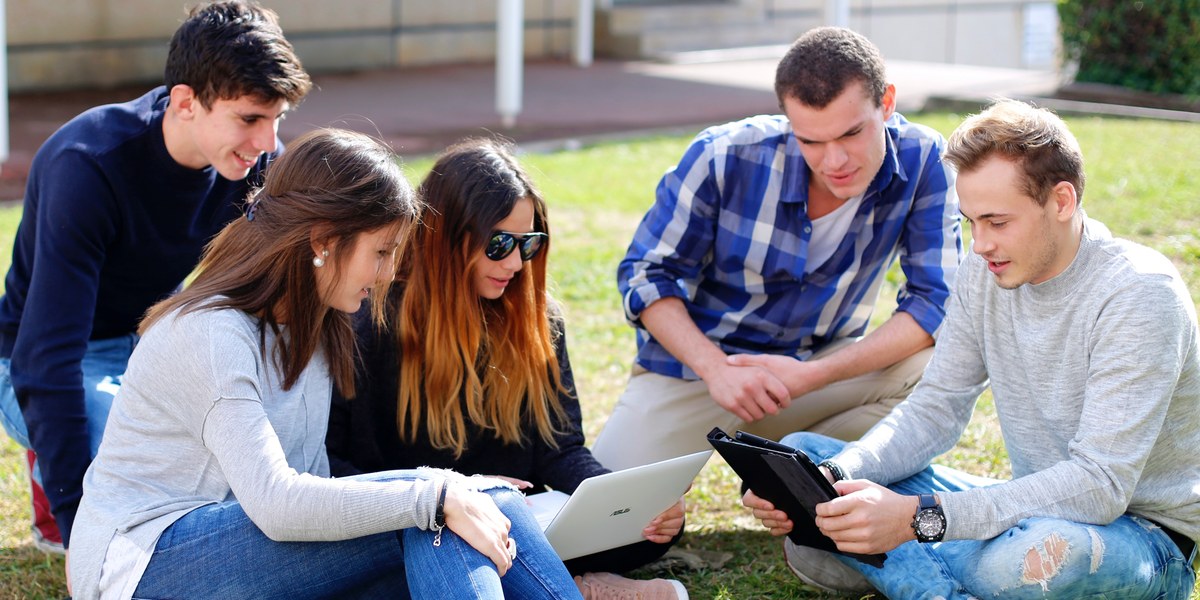 étudiants assis sur une pelouse et discutant