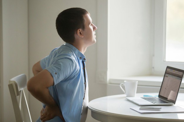 homme entrain de s'étirer