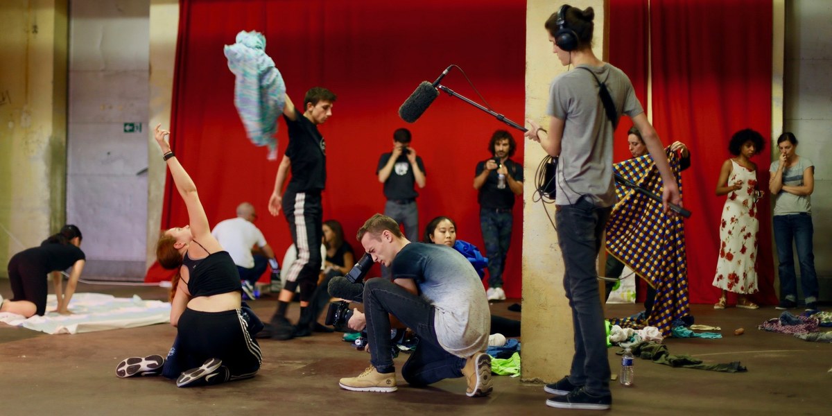 étudiants en art entrain de danser