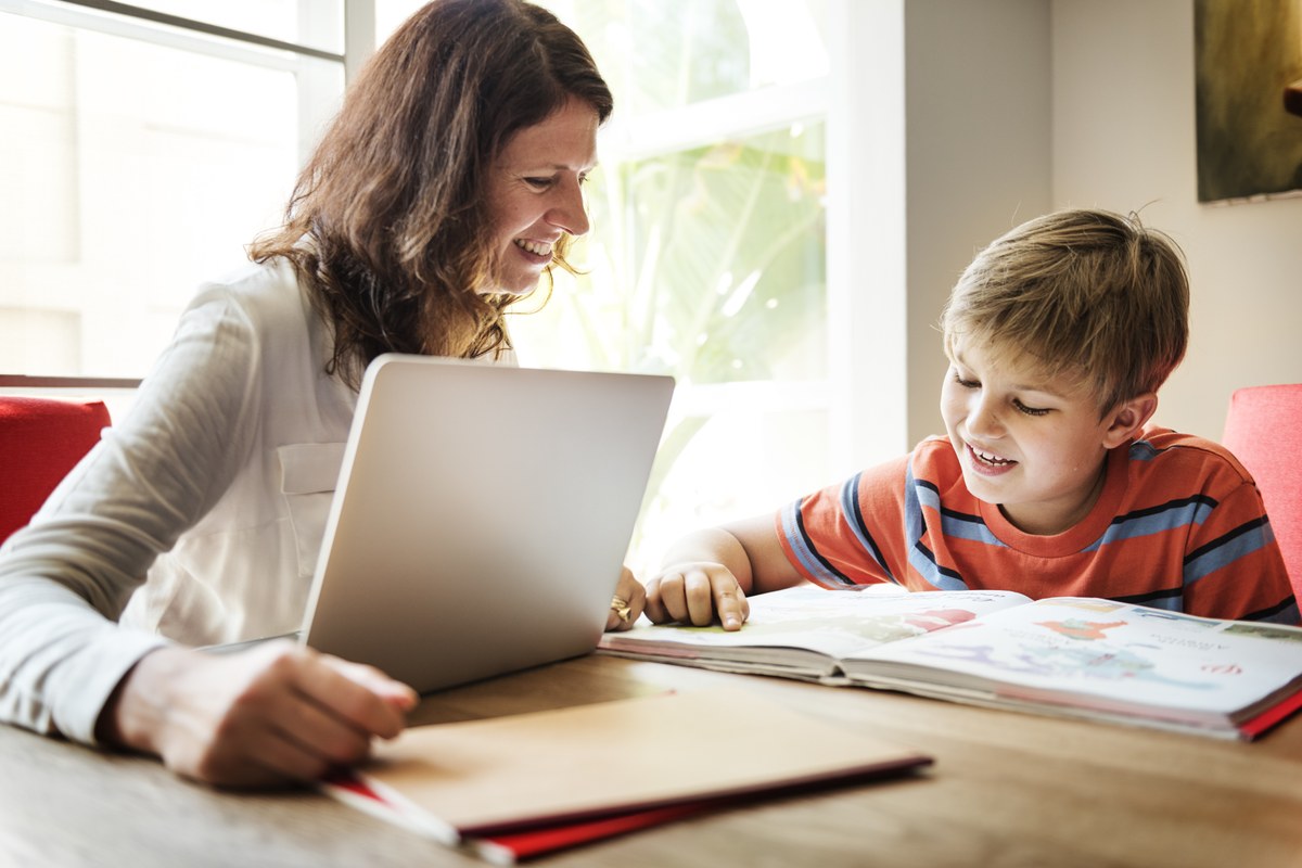 mère aidant son fils à étudier