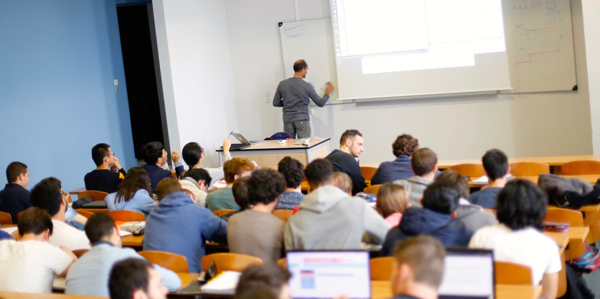 classe remplie d'étudiants