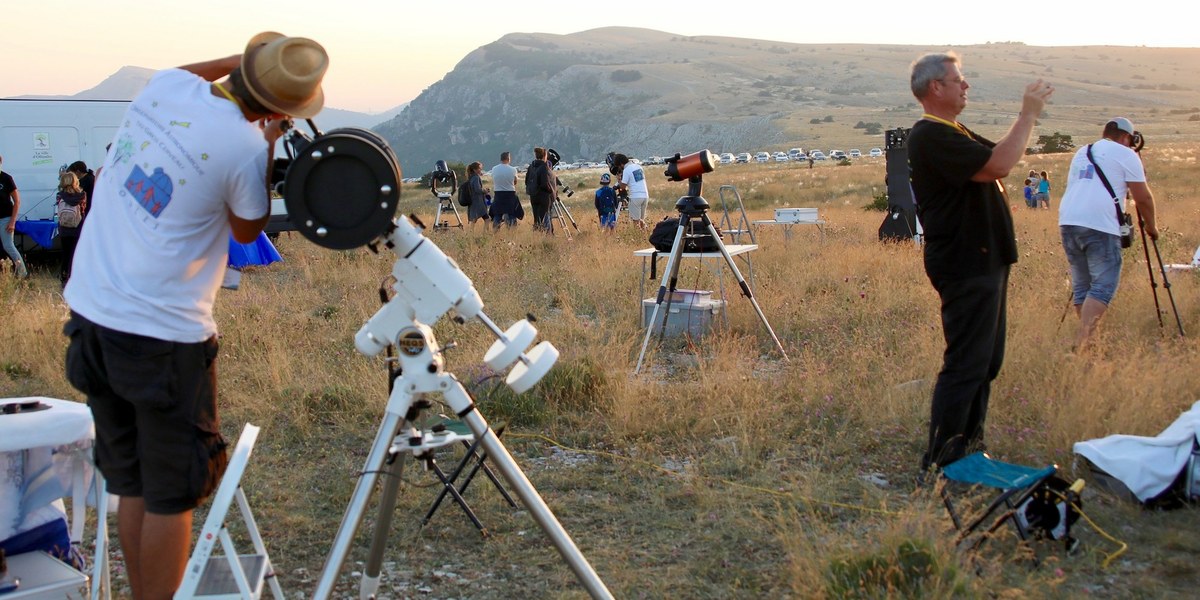 personnes installant leurs télescopes 
