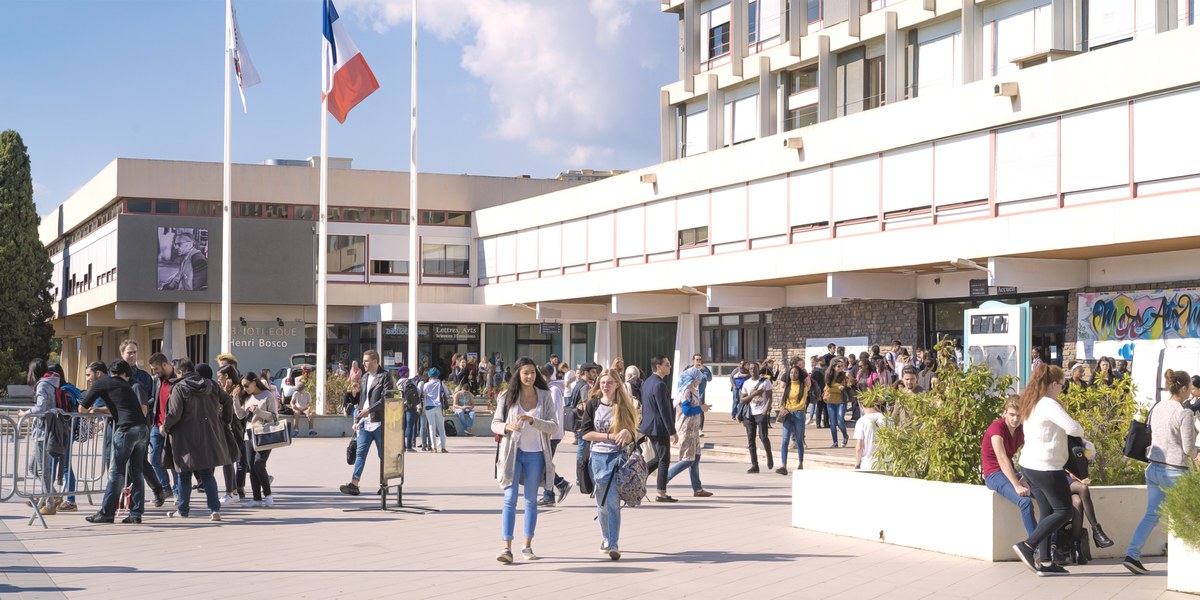 parvis de la fac carlone