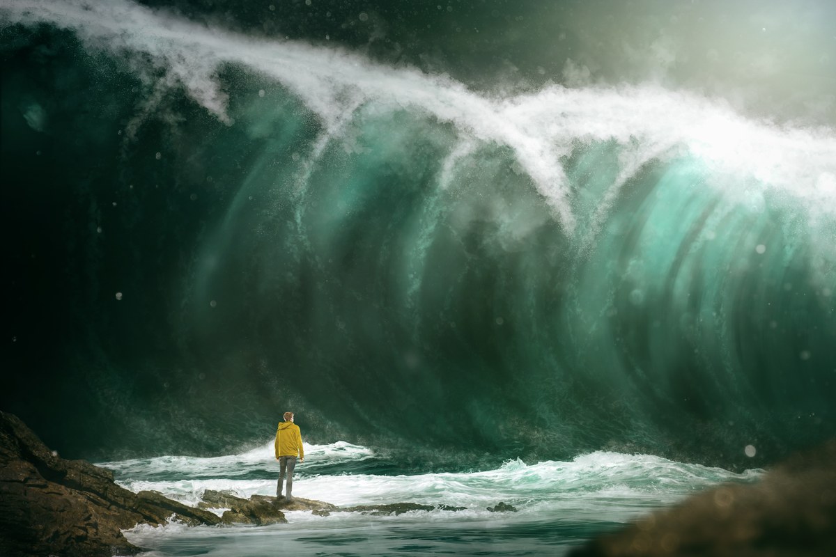 homme devant un tsunami